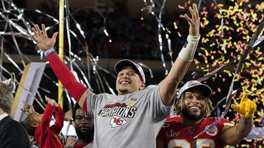 ARCHIVO - En esta foto del 2 de febrero de 2020, Patrick Mahomes, de los Chiefs de Kansas City, festeja la victoria en el Super Bowl ante los 49ers de San Francisco (AP Foto/David J. Phillip, archivo)