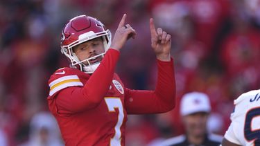 Harrison Butker, pateador de los Chiefs de Kansas City, celebra después de acertar un intento de gol de campo de 28 yardas durante la segunda mitad del partido de la NFL en contra de los Broncos de Denver, el domingo 10 de noviembre de 2024, en Kansas City, Missouri. (AP Foto/Charlie Riedel)