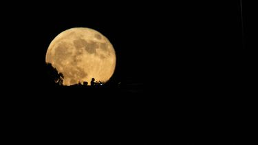 Vista de la Luna en Tel Aviv, Israel, el 18 de septiembre de 2024. (AP Foto/Ariel Schalit, Archivo)