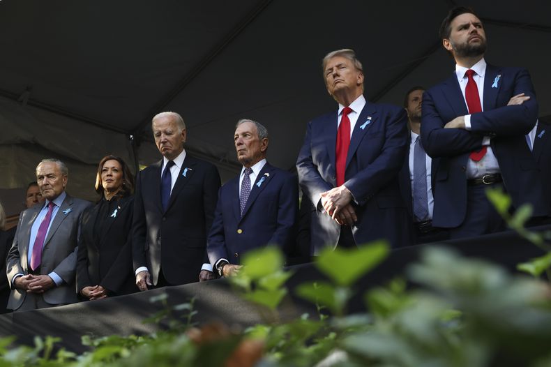 De izq a der: el senador demócrata Chuck Schumer, la vicepresidenta Kamala Harris, el presidente Joe Biden, el exalcalde de Nueva York Michael Bloomberg, el expresidente Donald Trump y el candidato vicepresidencial republicano JD Vance en la ceremonia de recordación de las víctimas de los ataques terroristas del 11 de septiembre del 2001, en Nueva York, el 11 de septiembre del 2024. (Foto AP/Yuki Iwamura)