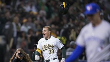 JJ Bleday, de los Atléticos de Oakland (33) celebra luego de sacudir el jonrón que dio la victoria sobre los Azulejos de Toronto durante la novena entrada del juego de béisbol, el vienres 7 de junio de 2024, en Oakland, California. (AP Foto/Godofredo A. Vásquez)