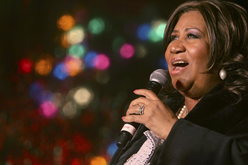 ARCHIVO - Aretha Franklin actúa durante la 85ª iluminación anual del árbol de Navidad en la Bolsa de Valores de Nueva York el 4 de diciembre de 2008. Un jurado en Michigan concluyó que un documento escrito a mano por la cantante Aretha Franklin y encontrado en su sofá después de su muerte es un testamento válido. Es un giro crítico en una disputa que ha enfrentado a los hijos de la superestrella de la música. La Reina del Soul murió en 2018 a los 76 años. (Foto AP/Mary Altaffer, archivo)