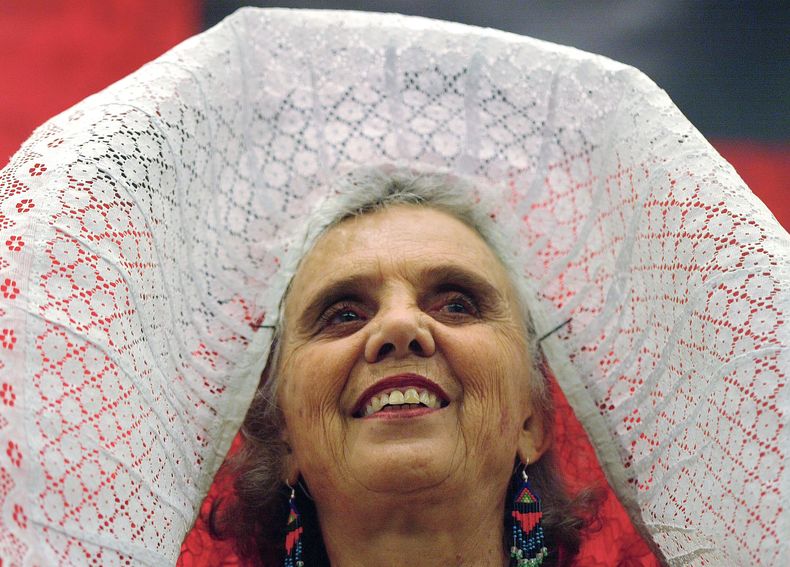 En esta foto del 29 de noviembre del 2005, la autora mexicana Elena Poniatowska, con un traje tradicional de tehuana, durante la presentaci&oacute;n de su libro "El tren pas&oacute; primero", en la Feria Internacional del Libro de Guadalajara, e