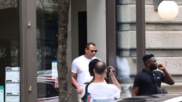 Alex Rodriguez fue visto abandonando el edificio de Nueva York donde vive Katie Holmes.