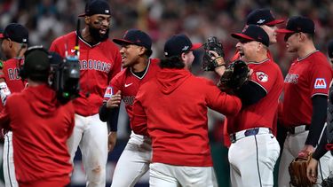 Los jugadores de los Guardianes de Cleveland celebran tras el quinto juego de la serie divisional de la Liga Americana de béisbol contra los Medias Blancas de Chicago, el sábado 10 de octubre de 2026, en Cleveland. (Foto AP/Sue Ogrocki)