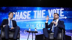 ARCHIVO - El entonces candidato republicano a la vicepresidencia de EEUU, el senador JD Vance, a la derecha, habla en un mitin de campaña mientras el fundador de Turning Point USA, Charlie Kirk, a la izquierda, escucha, el miércoles 4 de septiembre de 2024, en Mesa, Arizona. (AP Foto/Ross D. Franklin, Archivo)