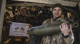 Soldados de la 5ta brigada de Ucrania muestran un cartel de agradecimiento a Estados Unidos por su apoyo durante un flashmob en el frente, cerca de Toretsk, en la región ucraniana de Donetsk, el 11 de marzo de 2025. (AP Foto/Roman Chop)