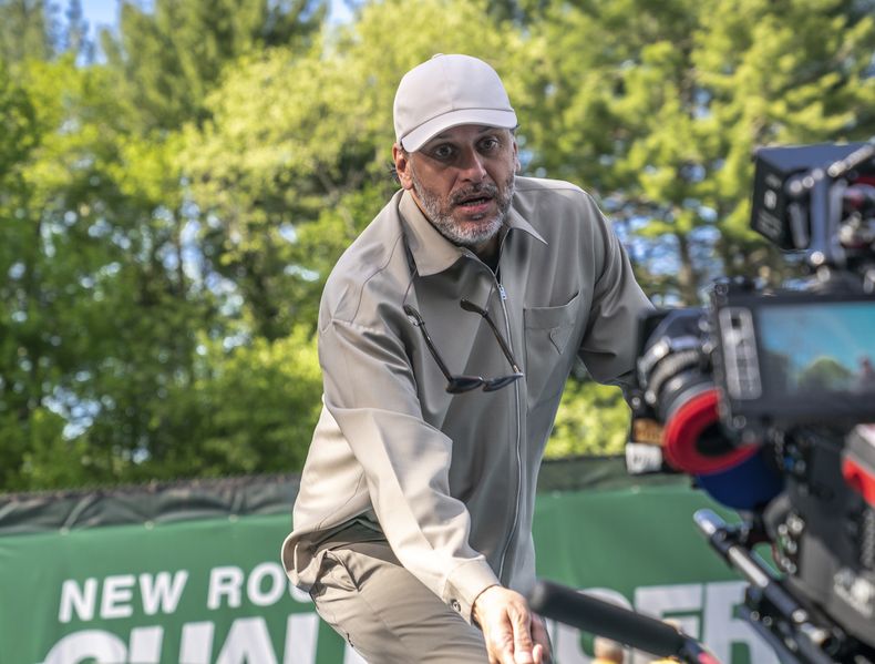 En esta imagen proporcionada por Metro Goldwyn Mayer Pictures, el director Luca Guadagnino en el set de Challengers. (Metro Goldwyn Mayer Pictures via AP)