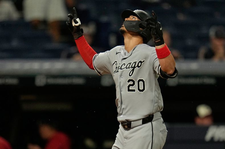 Miguel Vargas, de los Medias Blancas de Chicago, hace un gesto hacia la banca mientras corre hacia el plato tras conectar un jonrón en la quinta entrada de un partido de béisbol contra los Guardianes de Cleveland, en Cleveland, el viernes 3 de julio de 2026. (Foto AP/Sue Ogrocki)