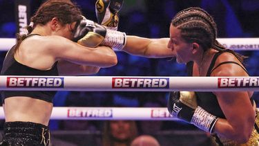 La británica Chantelle Cameron (derecha) lanza un golpe a la irlandesa Katie Taylor, durante su pelea del sábado 20 de mayo de 2023, en Dublín (AP Foto/Peter Morrison)