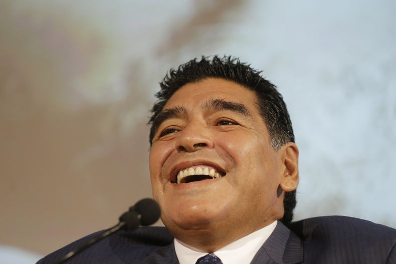 El ex astro del f&uacute;tbol argentino, Diego Maradona, sonr&iacute;e en una conferencia de prensa el jueves, 17 de octubre de 2013, en Mil&aacute;n. (AP Photo/Luca Bruno)
