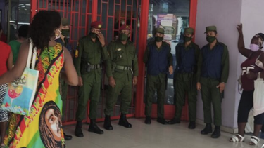 tiendas en divisas amanecen militarizadas en la habana