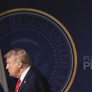 El presidente de Estados Unidos, Donald Trump, baja del estrado tras una conferencia de prensa conjunta con su homólogo ruso, Vladímir Putin, en la Base Conjunta Elmendorf-Richardson, Alaska, el 15 de agosto de 2025. (AP Foto/Jae C. Hong)
