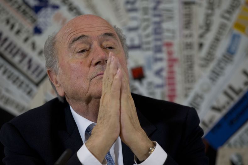 El presidente de la FIFA, Joseph Blatter, habla con periodistas el viernes, 22 de noviembre de 2013, en Roma. (AP Photo/Andrew Medichini)