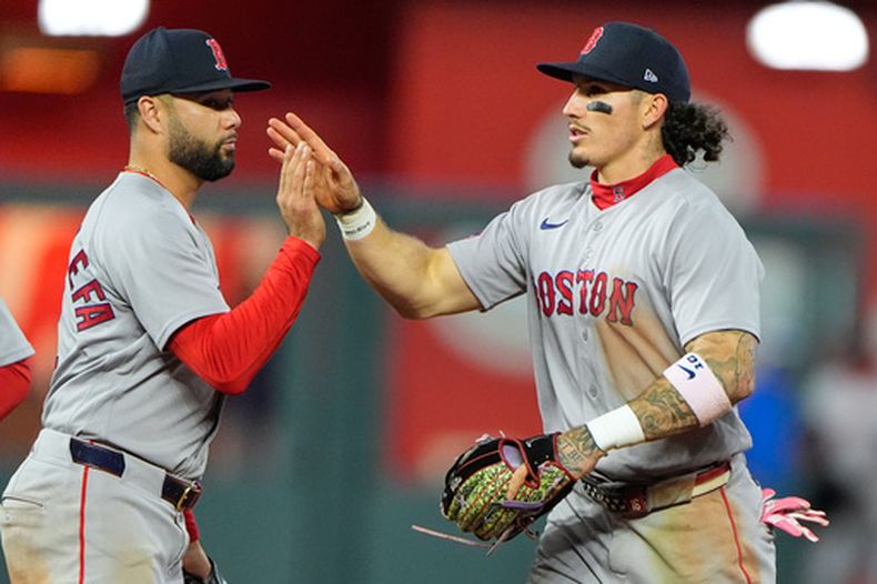 Isiah Kiner-Falefa (izquierda) y el mexicano Jarren Durán, de los Medias Rojas de Boston, festejan la victoria sobre los Reales de Kansas City, el martes 19 de mayo de 2026 (AP Foto/Charlie Riedel)