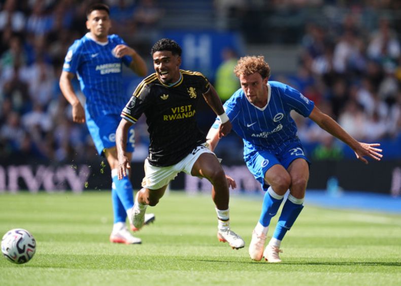 Ian Maatsen del Aston Villa y Mats Wieffer del Brighton pelean por el balón en el encuentro de la Liga Premier el domingo 23 de agosto del 2026. (Adam Davy/PA via AP)