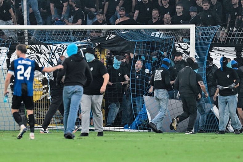 Hinchas del SV Mannheim irrumpen en la cancha durante el partido contra Kaiserslautern en la Copa de Alemania, el viernes 21 de agosto de 2026, en Mannheim, Alemania. (Uwe Anspach/dpa vía AP)
