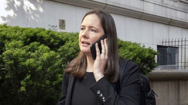ARCHIVO - La fiscal federal adjunta Maurene Comey habla por teléfono afuera de la corte, el 3 de junio de 2025, durante el juicio a Sean Diddy Combs por tráfico sexual. (AP Foto/Ted Shaffrey, archivo)