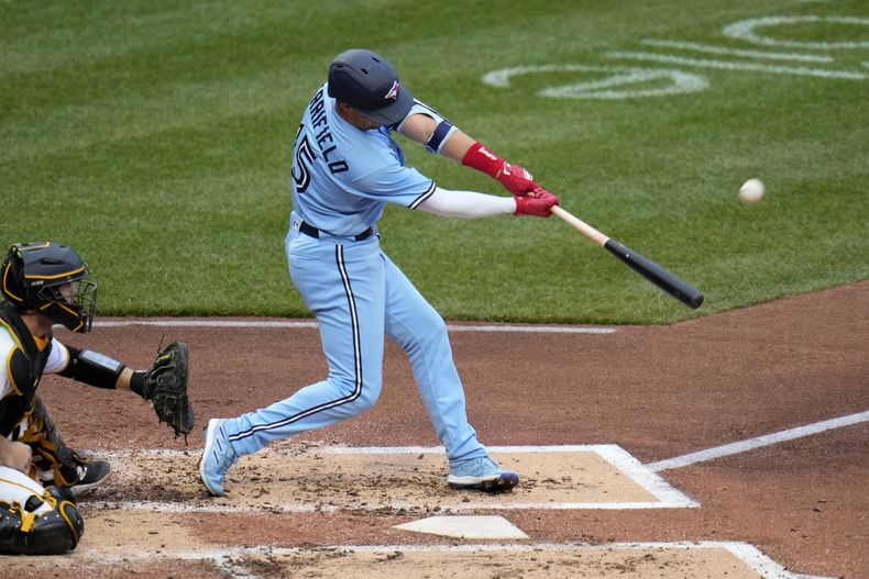 Whit Merrifield pega un cuadrangular por los Azulejos de Toronto ante los Piratas, en Pittsburgh, el domingo 7 de mayo de 2023. (AP Foto/Gene J. Puskar)