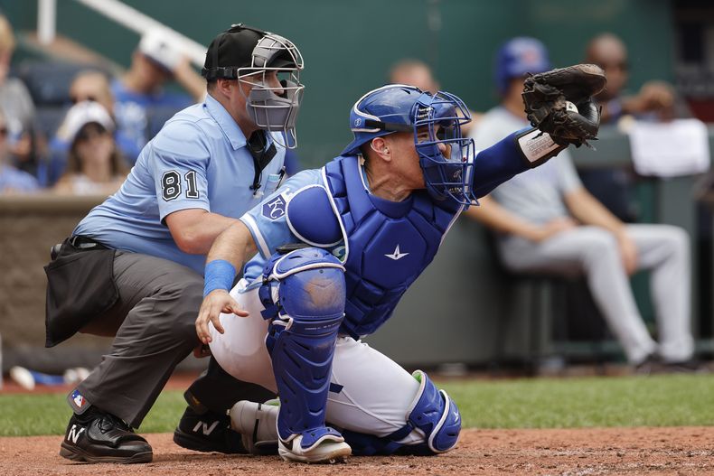 ARCHIVO - El receptor Freddy Fermín (34) de los Reales de Kansas City y el umpire Quinn Wolcott (81) durante el juego contra los Cachorros de Chicago, el domingo 28 de julio de 2024. (AP Foto/Colin E. Braley)