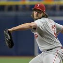 El abridor de los Filis de Filadelfia Aaron Nola lanza en el segundo episodio del encuentro ante los Rays de Tampa Bay el martes 4 de julio del 2023. (AP Foto/Steve Nesius)