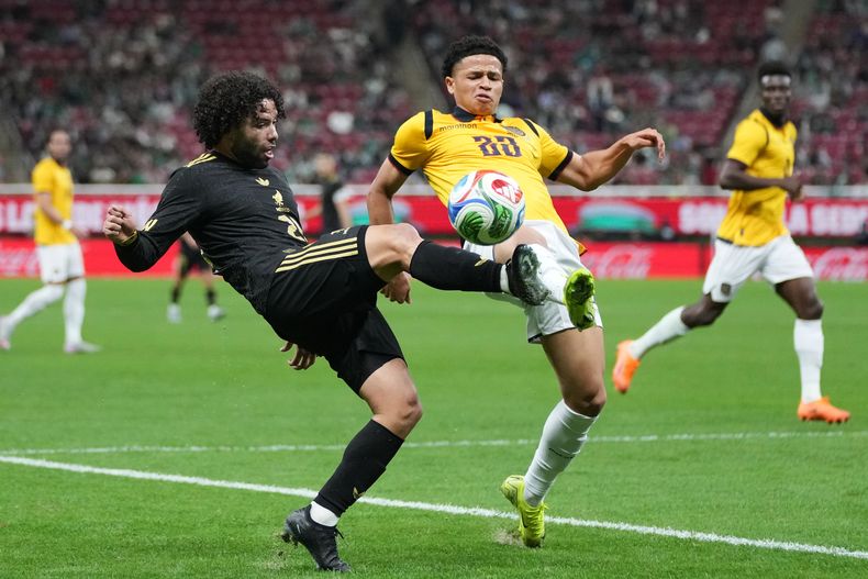 César Huerta, de la selección de México, y Patrik Mercado, de Ecuador, disputan un balón en un partido amistoso realizado el martes 14 de octubre de 2025 en Guadalajara (AP Foto/Eduardo Verdugo)