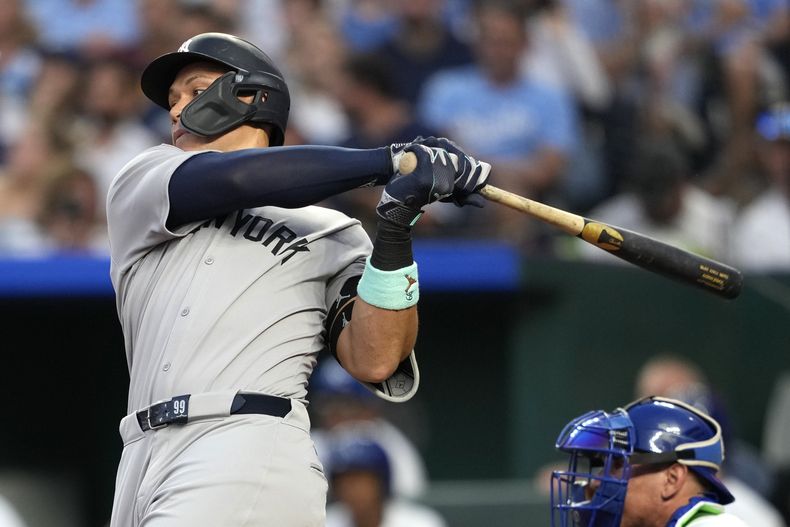 Aaron Judge, de los Yankees de Nueva York, batea un sencillo productor en el sexto inning del duelo ante los Reales de Kansas City, el martes 10 de junio de 2025 (AP Foto/Ed Zurga)
