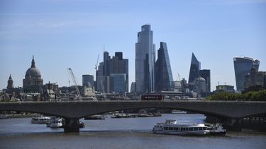 Critican a gobierno británico por gestión de tests de virus