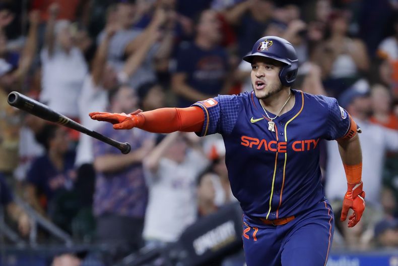 El dominicano de los Astros de Houston, Yainer Díaz arroja su bate luego de conectar un jonróno para dejar tendidos en el terreno a los Medias Rojas de Boston en el noveno episodio del juego de béisbol, el lunes 19 de agosto de 2024, en Houston. (AP Foto/Michael Wyke)