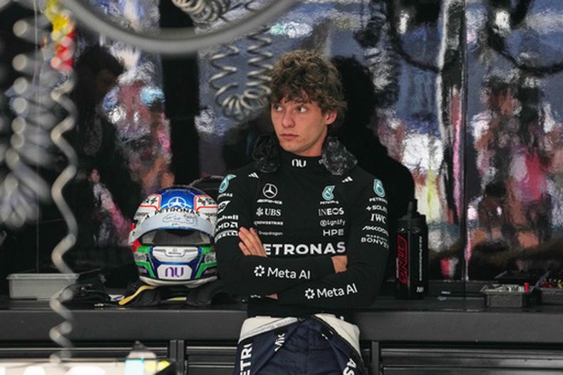 El piloto de Mercedes, Kimi Antonelli, de Italia, se prepara para la segunda sesión de prácticas del Gran Premio de Estados Unidos de la Fórmula 1 en el Circuito de las Américas en Austin, Texas, el viernes 23 de octubre de 2026. (Foto AP/Eric Vryn)