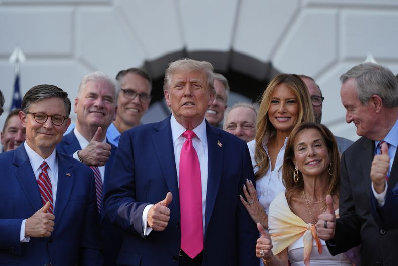 El presidente Donald Trump posa para una foto tras firmar la ley de gastos en la Casa Blanca en Washington el 4 de julio del 2025. (AP foto/Julia Demaree Nikhinson)