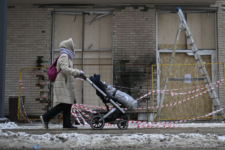 Una persona pasa por un bloque de apartamentos en Moscú, Rusia, el 18 de diciembre de 2024, donde un día antes una bomba mató al teniente general ruso Igor Kirillov, y a su asistente, Ilya Polikarpov. (AP Foto/Dmitry Serebryakov)