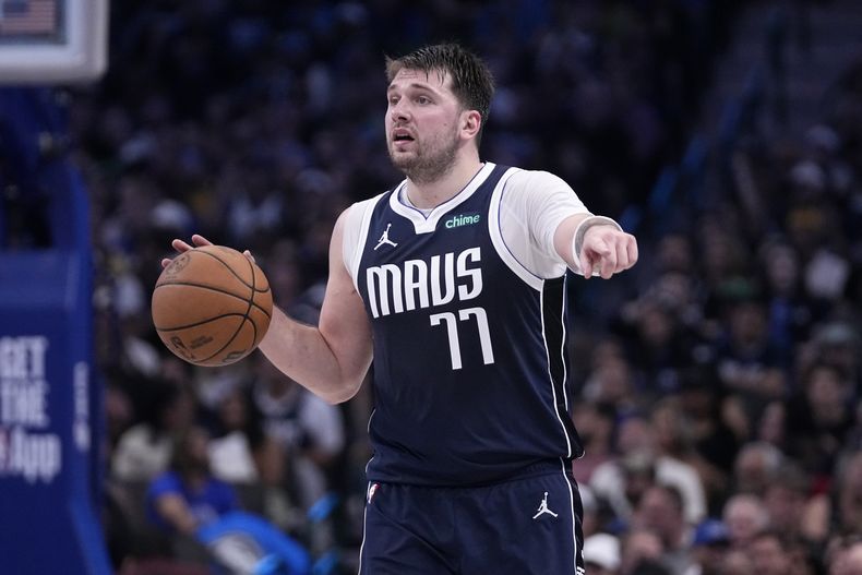 Luka Doncic de los Dallas Mavericks dirige a sus compañeros durante la segunda mitad del Juego 2 de la serie de primera ronda en postemporada de la NBA ante los Clippers de Los Ángeles, en Dallas, el viernes 26 de abril de 2024. (AP Foto/Tony Gutierrez)