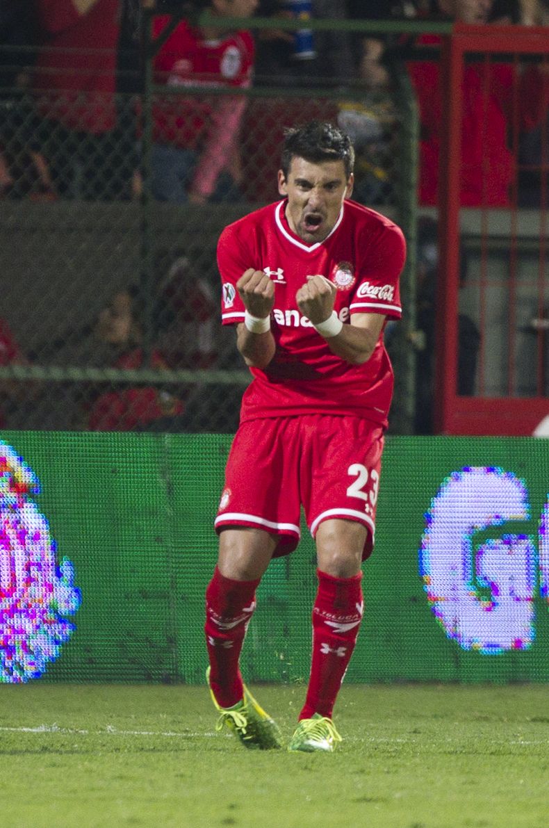El jugador del Toluca, Edgar Ben&iacute;tez, festeja un gol contra el Am&eacute;rica en las semifinales del torneo Apertura el jueves, 5 de diciembre de 2013, en Toluca. (AP Photo/Christian Palma)
