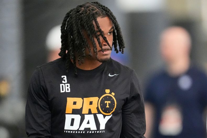 Jermod McCoy, defensive back de Tennessee, camina en el campo para el pro day de la universidad para la NFL, el martes 31 de marzo de 2026, en Knoxville, Tennessee. (AP Foto/George Walker IV)
