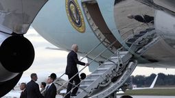 El presidente Joe Biden, directo a Israel, sube la escalerilla del Air Force One en la base aérea de Andrews, Maryland, el martes 17 de octubre de 2023. (AP Foto/Susan Walsh)