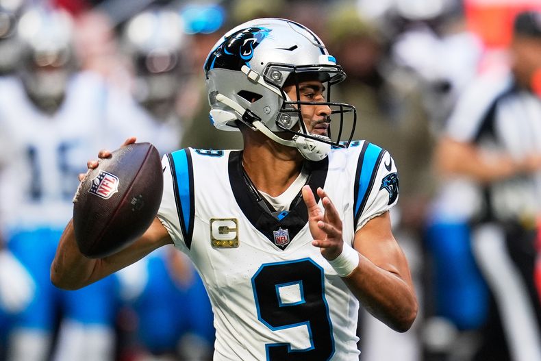 El quarterback de los Panthers de Carolina Bryce Young lanza el balón en el encuentro ante los Falcons de Atlanta el domingo 16 de noviembre del 2025. (AP Foto/Mike Stewart)