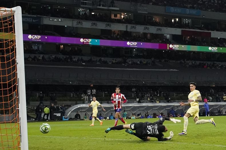 Brian Rodríguez (derecha) anota un gol para el América en el partido contra Atlético San Luis en la ida de los cuartos de final del torneo Clausura, el sábado 13 de mayo de 2023, en el estadio Azteca de la Ciudad de México. (AP Foto/Eduardo Verdugo)