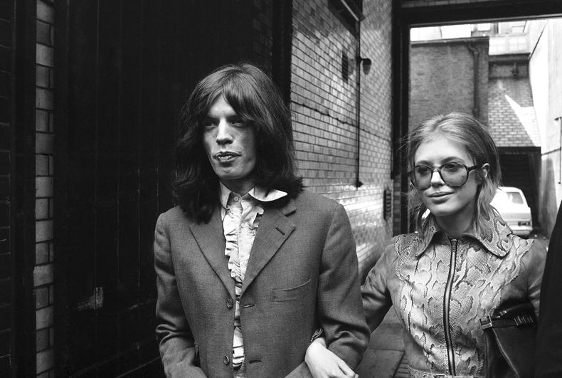 ARCHIVO - Mick Jagger, cantante del grupo pop Rolling Stones y actriz Marianne Faithfull el 29 de mayo de 1969, después de que la policía los arrestara en una casa en Chelsea, Londres. (AP Photo/Peter Kemp, File)