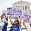 Un grupo de personas protesta afuera de la Corte Suprema, el viernes 30 de junio de 2023, en Washington. (AP Foto/Jacquelyn Martin)