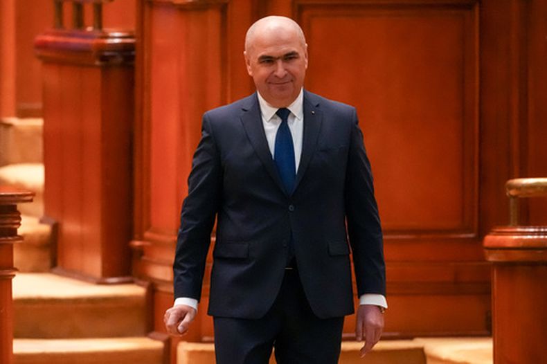 El primer ministro de Rumanía, Ilie Bolojan, llega a una sesión parlamentaria para una moción de censura en Bucarest, Rumanía, el martes 5 de mayo de 2026. (AP Foto/Vadim Ghirda)