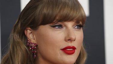 Taylor Swift llega a la 67ª entrega anual de los Grammy el domingo 2 de febrero de 2025 en Los Ángeles. (Foto Jordan Strauss/Invision/AP)