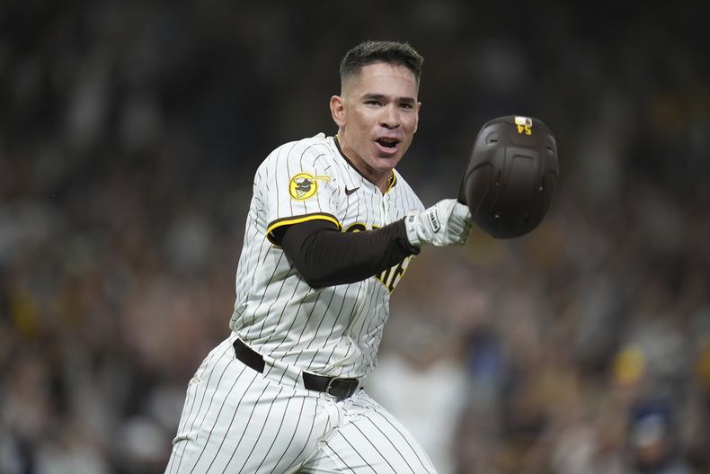 Freddy Fermin, de los Padres de San Diego, celebra después de dejar tendidos a los Cerveceros de Milwaukee, durante la undécima entrada del juego de béisbol de Grandes Ligas el lunes 22 de septiembre de 2025, en San Diego. (AP Foto/Gregory Bull)
