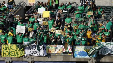 Seguidores de los Atléticos de Oakland protestan contra los planes de mudar el equipo a Las Vegas, durante el juego ante los Rays de Tampa Bay, el martes 13 de junio de 2023 (AP Foto/Jed Jacobsohn)
