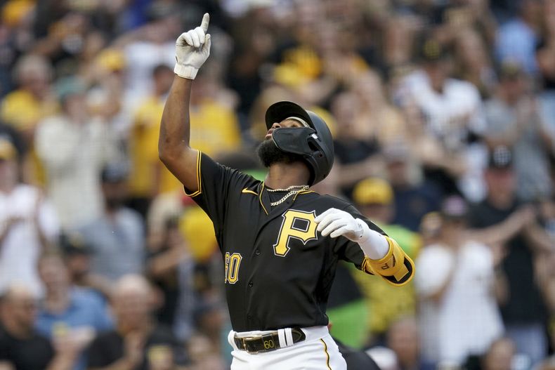 El dominicano Liover Peguero, de los Piratas de Pittsburgh, festeja luego de conectar un jonrón de dos carreras ante los Tigres de Detroit, el martes 1 de agosto de 2023 (AP Foto/Matt Freed)