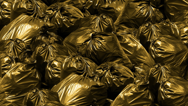 Polémica en redes sociales por una lujosa bolsa de basura de Balenciaga a la venta por 1.790 dólares