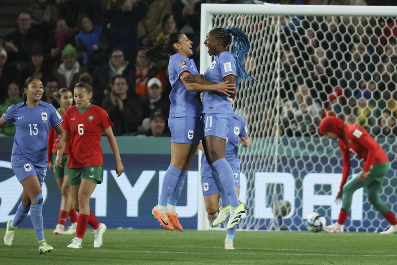 Kenza Dali es felicitada por su compañera Kadidiatou Diani (derecha) tras anotar el segundo gol de Francia en la victoria 4-0 ante Marruecos en el Mundial femenino, el martes 8 de agosto de 2023, en Adelaida, Australia. (AP Foto/James Elsby)