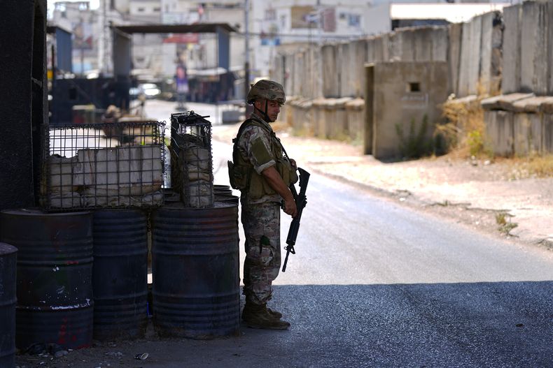 Un soldado libanés hace guardia en la entrada del campo de refugiados palestinos de Ein el-Hilweh, en Sidón, Líbano, el 10 de septiembre de 2023. (Foto AP/Bilal Hussein)