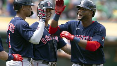 Medias Rojas ganan 5-2 a Atleticos y barren en la serie