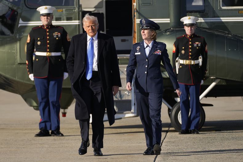 El presidente Donald Trump camina en dirección al Air Force One junto a la coronel Angela Ochoa en la Base Conjunta Andrews, Maryland, el viernes 7 de febrero de 2025, para viajar a su mansión Mar-a-Lago en Palm Beach, Florida. (AP Foto/Ben Curtis)